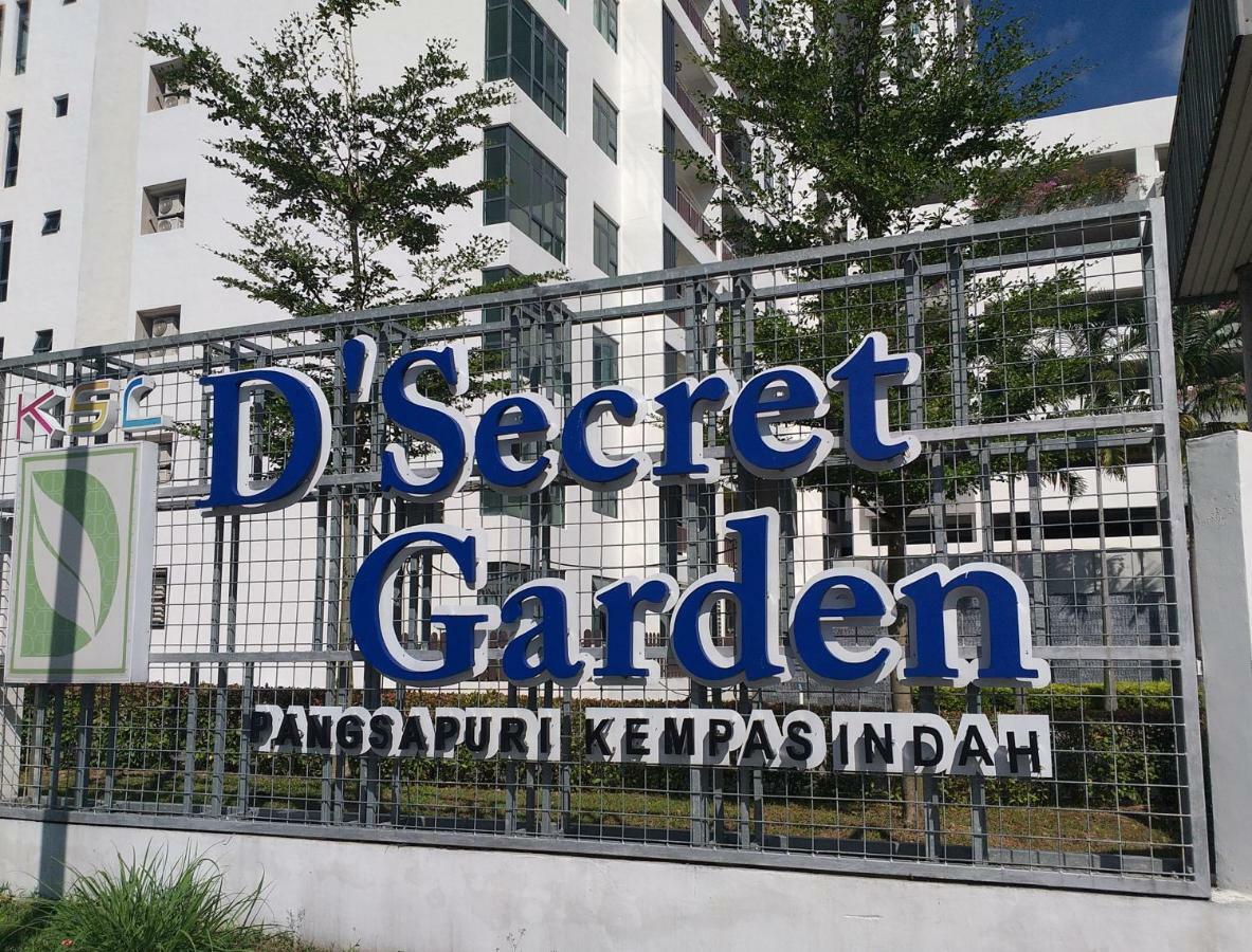 Kempas Indah @ The Secret Garden Homestay Джохор-Бару Экстерьер фото